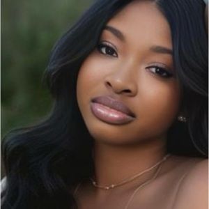 Meet your Posher, Nia